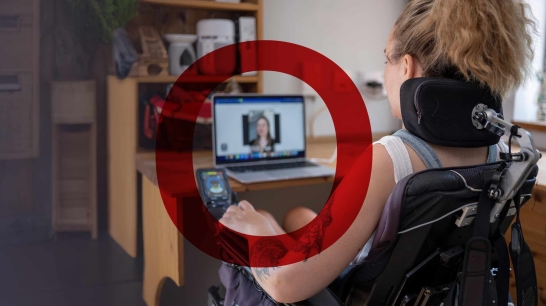 Barrierefreiheit: Dame in Rollstuhl vor Computer